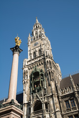 Fototapeta premium München-Rathaus auf Marienplatz mit Mariensäule