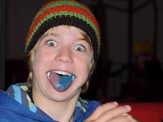 Kind mit blauer Zunge