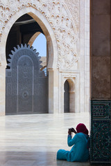 donna fotografa in moschea