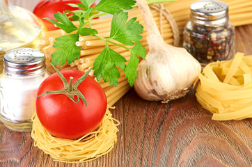 Setting pasta with tomato and garlic