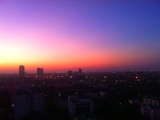 Fototapeta premium beautiful sky of dawn in a city