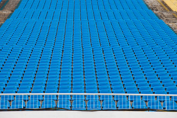 Obraz premium Siedziska stadionowe w kolorze niebieskim