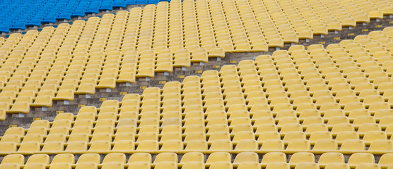 Obraz premium Siedziska stadionowe w kolorze żółtym i niebieskim