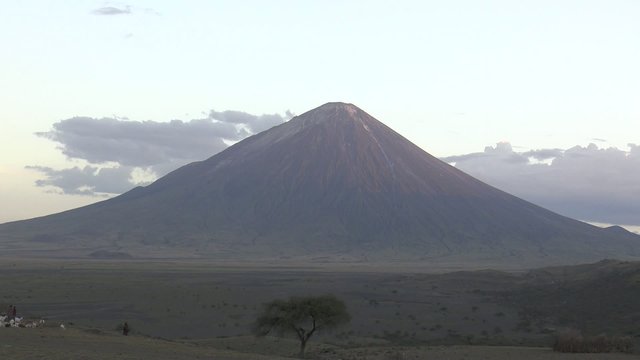 village masa&iuml; au pied du volcan