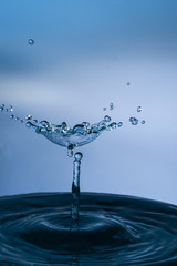 Wassersäule mit fliegendem Schirm