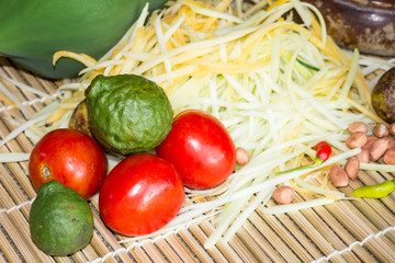 making of green papaya salad