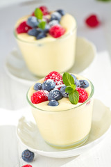 Vanillepudding mit Beeren