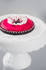 Schokokeks dekoriert mit Icing und Zuckerblume