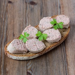 Roggenbrot mit Leberwurst