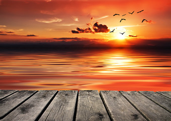 Fototapeta na wymiar el mar se tinta de rojo con la puesta de sol