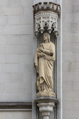 Fototapeta na wymiar Statue on the building