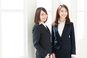 笑顔の二人の女性　ビジネス
