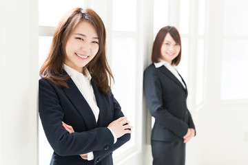 笑顔の二人の女性　ビジネス