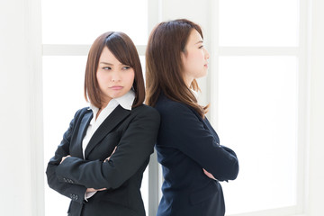 喧嘩する二人の女性　ビジネス