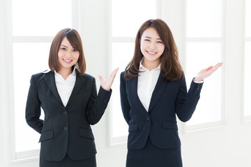 おすすめする二人の女性　ビジネス