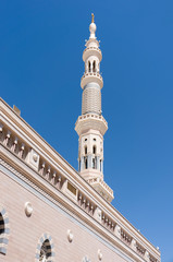 Fototapeta na wymiar Jedna z wież w Nabawi Meczet przeciw błękitne niebo
