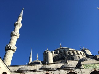 Fototapeta na wymiar Minarety i kopuły meczetów