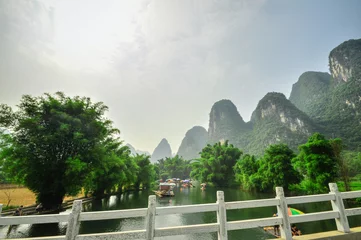 Gordijnen Li river mountain landscape in Yangshuo Guilin © weltreisendertj