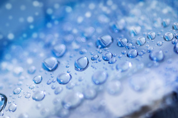 Wassertropfen auf blauem Hintergrund