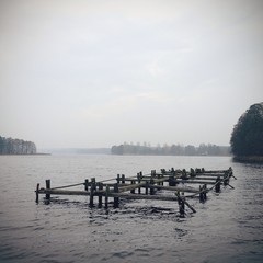 konstrukcja rybacka na jeziorze © Tomasz Niewęgłowski