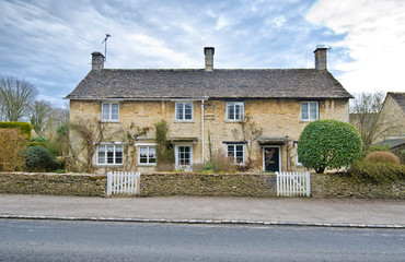 Fototapeta na wymiar Tradycyjne domki Cotswold w Anglii, Wielkiej Brytanii. wiosna.