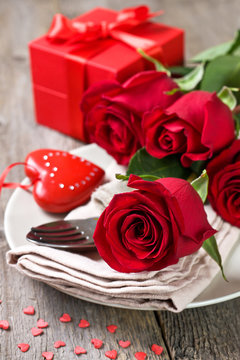 red roses, gift box