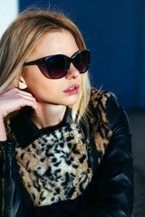 Obraz premium Girl outdoors in sunny weather posing. Urban portrait