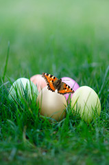 Ostereier mit Schmetterling