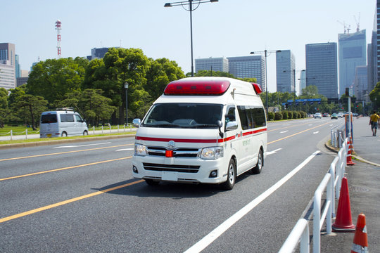 救急車走行シーン