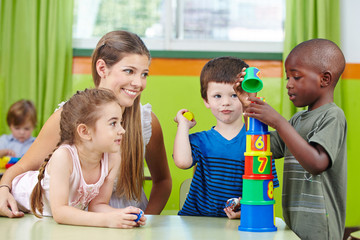 Kinder bauen Turm im Kindergarten - obrazy, fototapety, plakaty