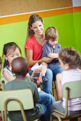 Kinder im Stuhlkreis im Kindergarten