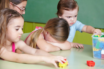 Trauriges Kind weint im Kindergarten