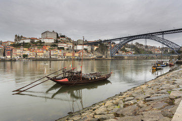 Cidade do porto com os seus Barcos Rebelo do rio Douro