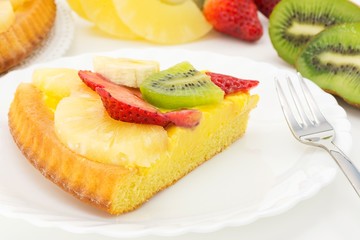 crostata con crema e frutta fresca