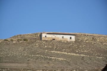 casa sobre una colina © uzkiland