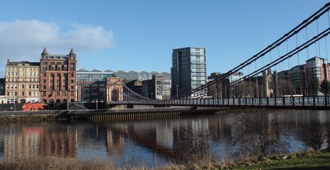 Glasgow, Clydeufer mit Hängebrücke
