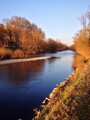 Fluss in der Nachmittagssonne