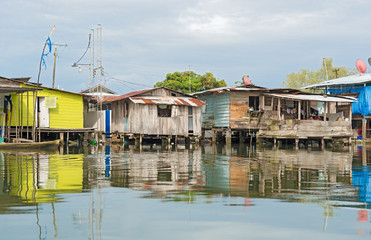 Fototapeta na wymiar Domy na wodzie w Almirante, Panama