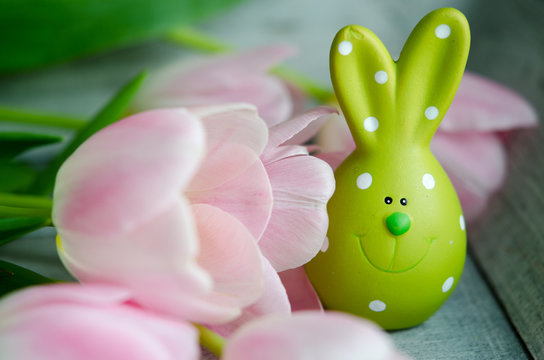 Frohe Ostern, Osterdekoration mit Tulpen