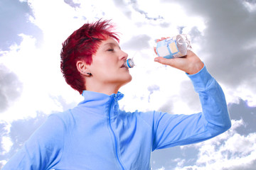 eine Joggerin beim trinken unter freiem Himmel
