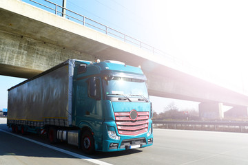 LKW auf Autobahn im Gegenlicht