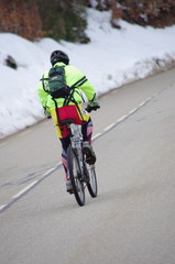 Obraz na płótnie Canvas cycliste en hiver