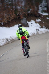 Fototapeta na wymiar cycliste en hiver