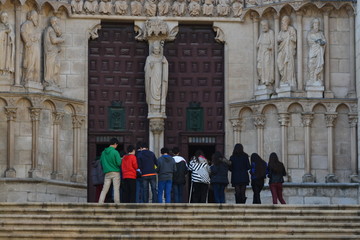 grupo de escolares visitando la catedral de Burgos