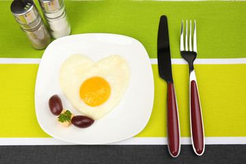 Scrambled eggs with bread on plate, on color napkin