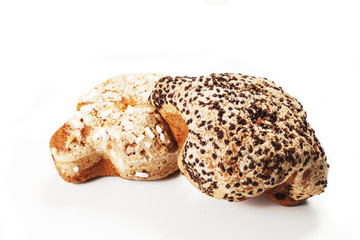 Colombe Pasquali alle mandorle e cioccolato su sfondo bianco