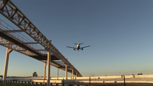 Commercial airplane landing