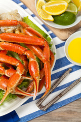 Crab legs with fresh lemon slices and butter sauce