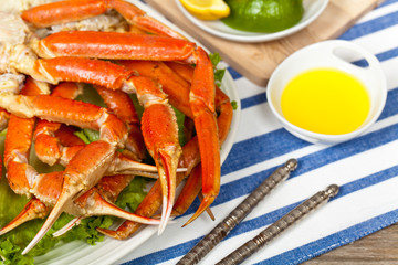 Crab legs with fresh lemon slices and butter sauce