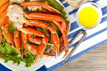Crab legs with fresh lemon slices and butter sauce